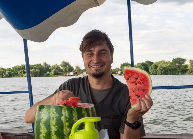 Oleg tarjoilee välipalaa