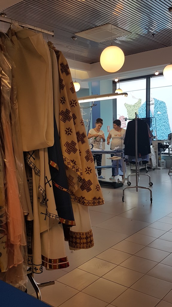 Pesulassa. Kirkollisia kaapuja odottamassa noutoa .